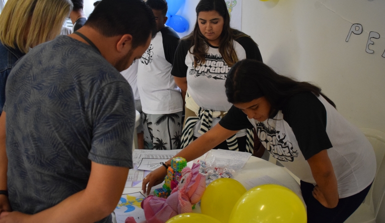 Programa Jovem Aprendiz da ABADEUS realiza feira das profissões 