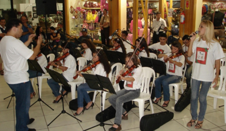Orquestra Sinfonia de Talentos faz apresentação no Criciúma Shopping
