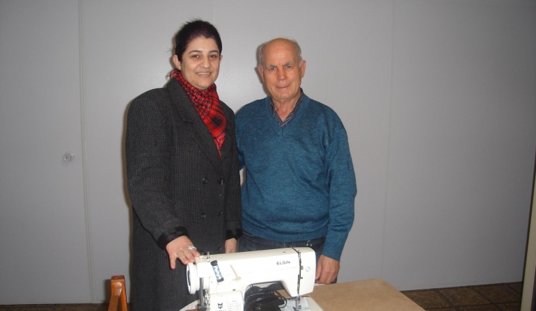 Professor Jorge Daros doa máquina de costura