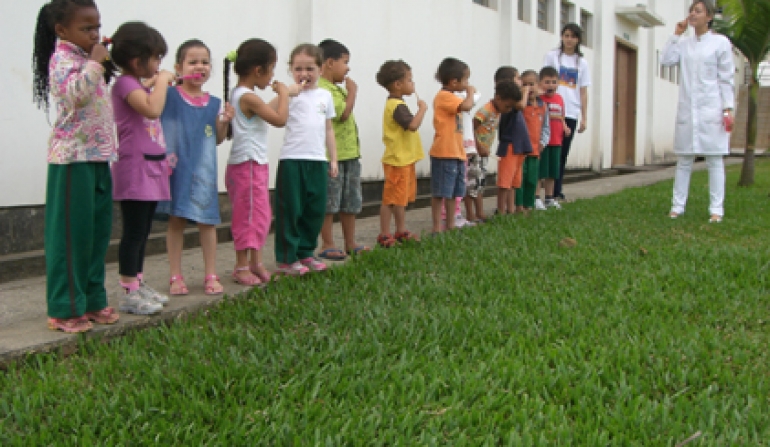 Crianças da Creche recebem aplicação de flúor