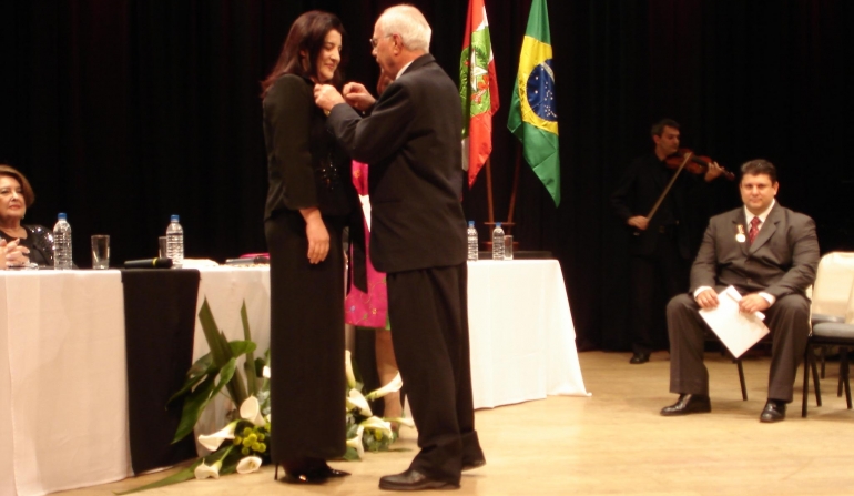 Abadeus ganha Medalha Doutel de Andrade