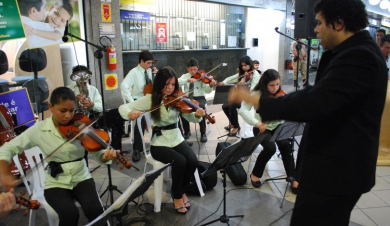 Orquestra da Abadeus toca no tunel do Terminal Central
