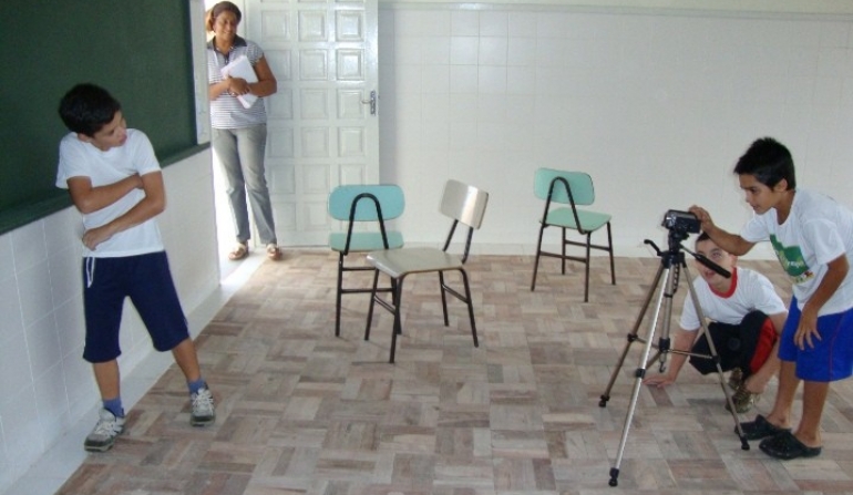 Aula de audiovisual para alunos da escolas públicas