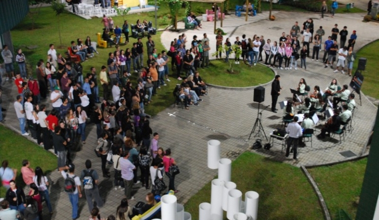 Orquestra da Abadeus encanta alunos e professores na Unesc