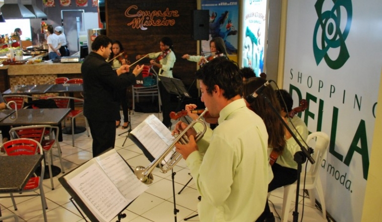 Orquestra da Abadeus faz apresentação no Shopping Della