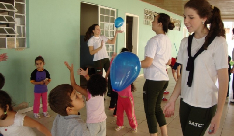 Alunos da Satc visitam Abadeus e fazem doações