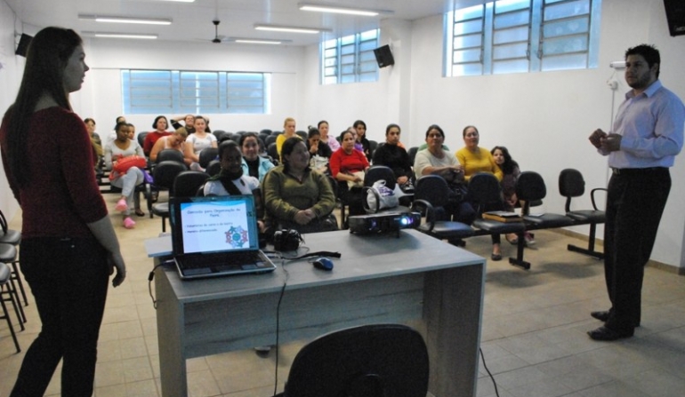 Turma de costura aprende prática de economia solidária