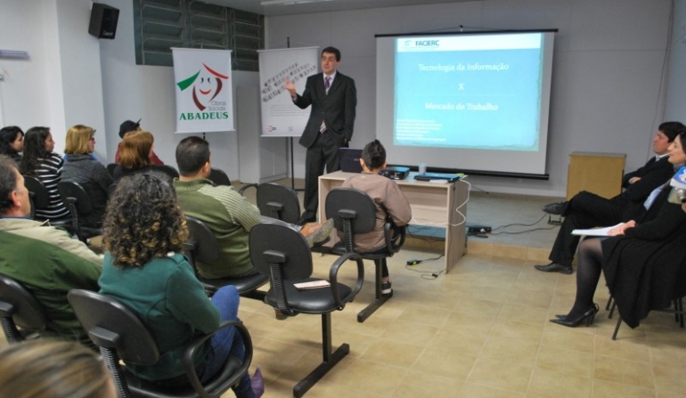 Professor de TI faz aula inaugural no Projeto Geração.com Fontana