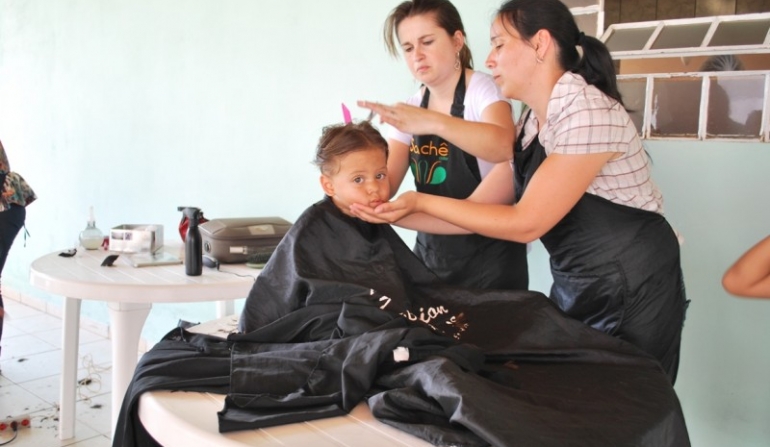 Corte de cabelo de graça para a comunidade