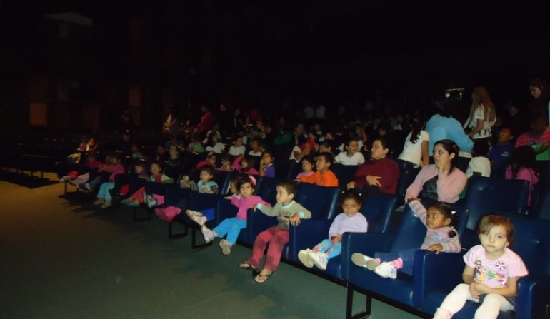 Crianças da Abadeus assistem espetáculo do projeto Palco Giratório