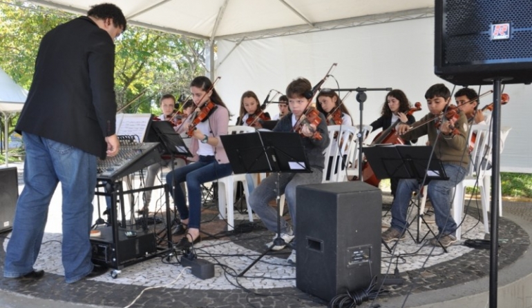 Sinfonia de Talentos se apresenta no centro de Içara