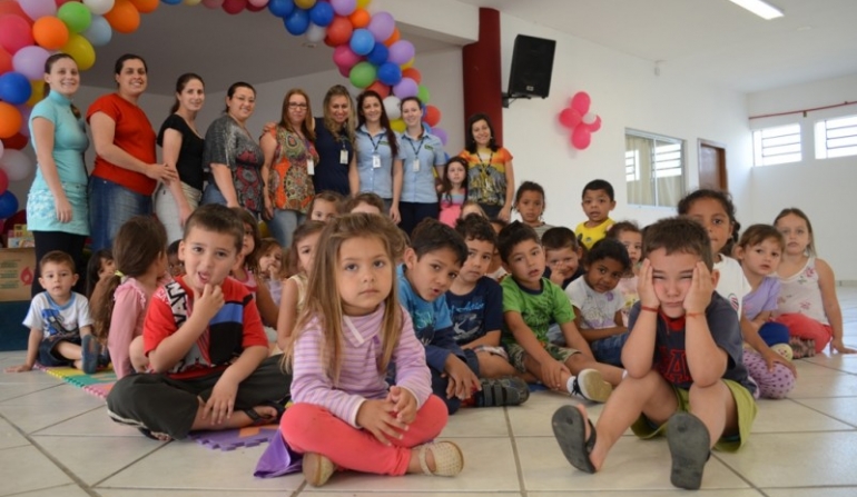 Yázigi doa brinquedos para a creche da Abadeus