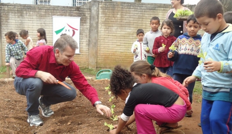 Crianças da Abadeus fazem o plantio da horta da instituição