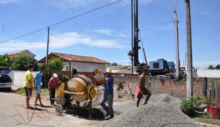 Voluntários colaboram com a construção de um novo lar