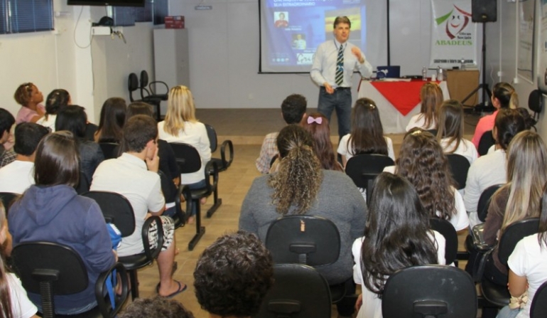 Edson Oliveira palestra para jovens do Empreendedor Aprendiz