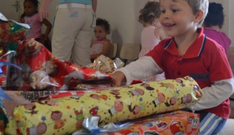 Fontana entrega presentes de natal na Abadeus