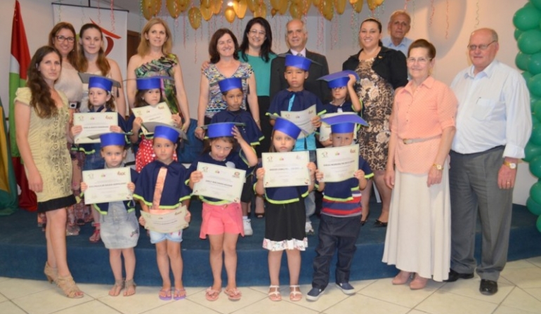 Abadeus forma 12 alunos no Centro de Educação Infantil