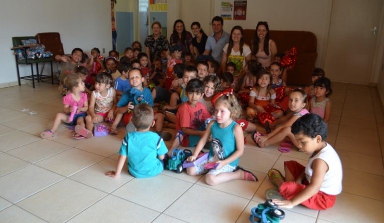 Voluntários fazem festa para crianças do CEI