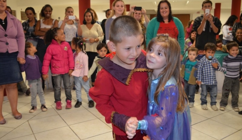 Abadeus faz homenagem às mães do Centro de Educação Infantil