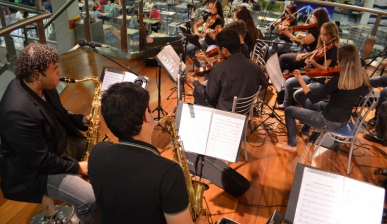 Orquestra se apresenta no Espaço Cultural Angeloni