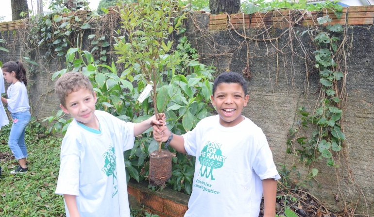 ONG Alemã Plant-for-the-Planet iniciou com crianças e jovens o projeto “Florestas Urbanas na cidade de Criciúma”