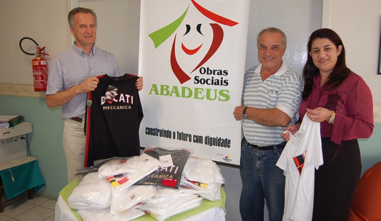 Abadeus recebe doação de camisetas da Itália