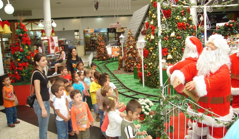 Crianças da Abadeus brincam no Criciúma Shopping