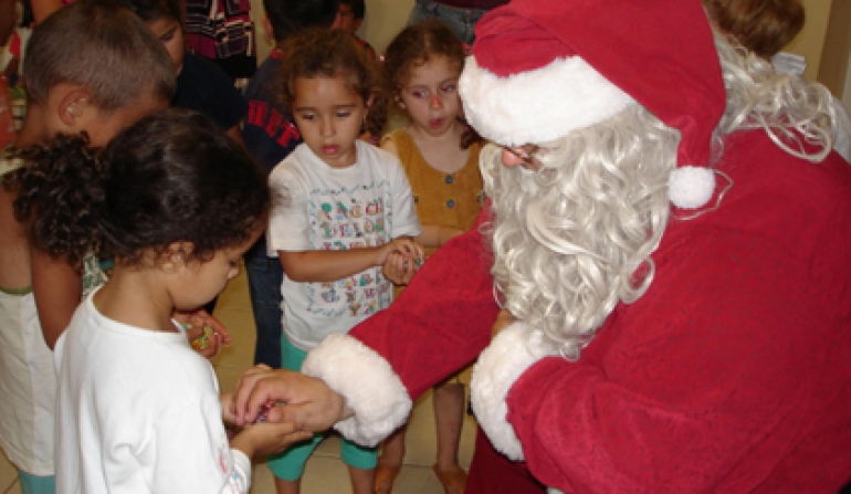 Papai Noel faz a festa das crianças da Abadeus
