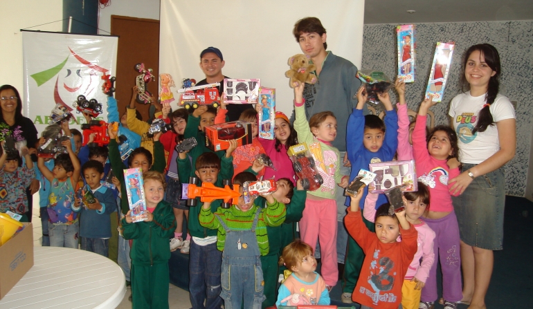 CCL Label doa brinquedos para crianças da Abadeus 