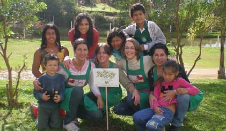 Recria e Cooperativa plantam arvore no dia do Meio Ambiente