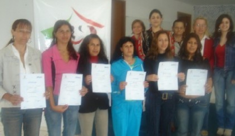 Mulheres recebem certificado do projeto Costurando um Sonho